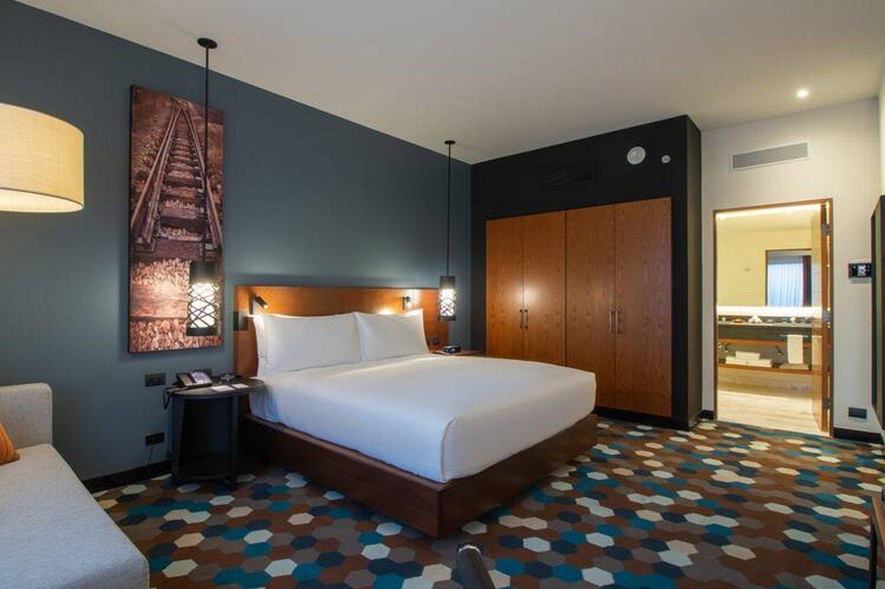 Doubletree By Hilton Celaya Селая Екстериор снимка