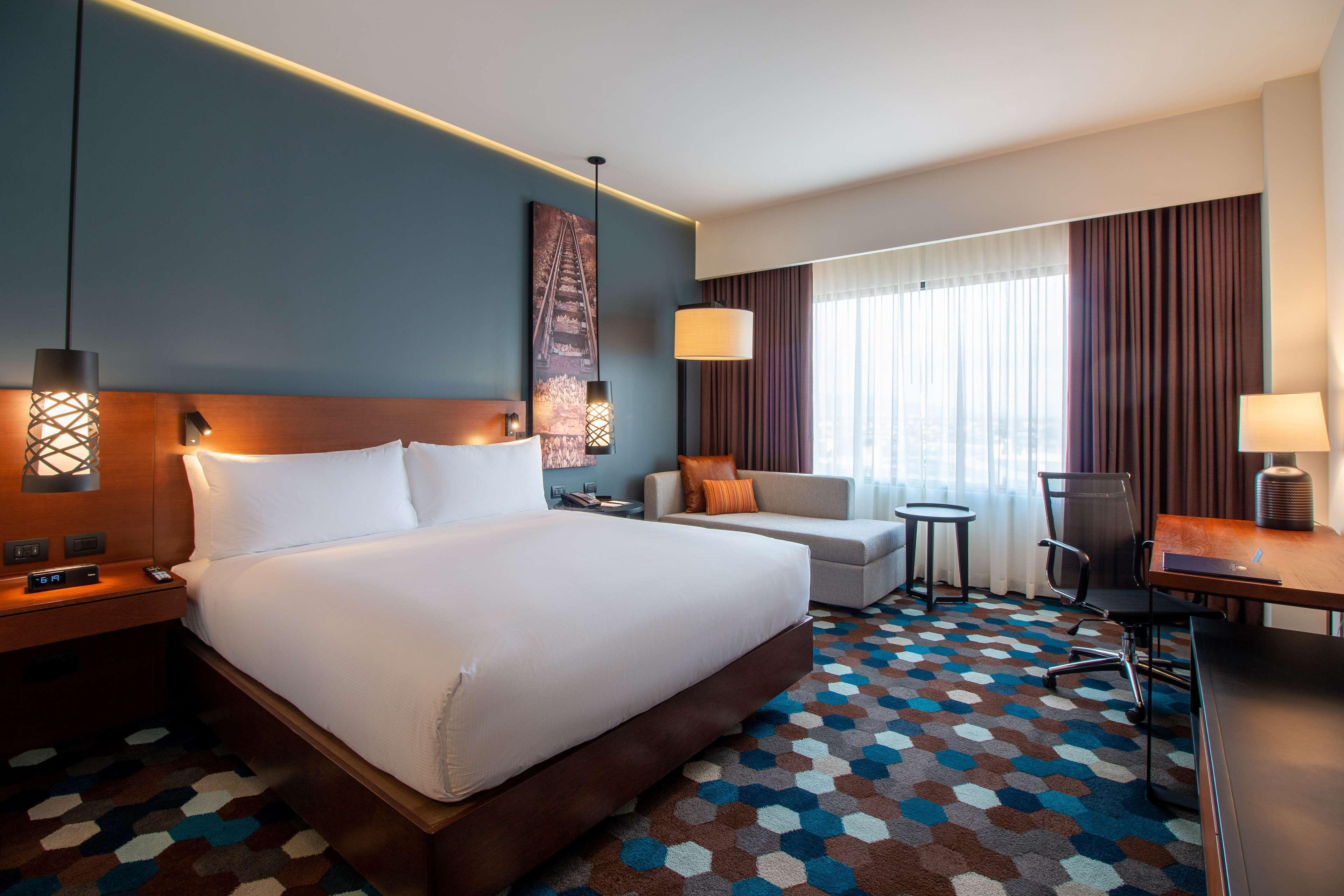 Doubletree By Hilton Celaya Селая Екстериор снимка