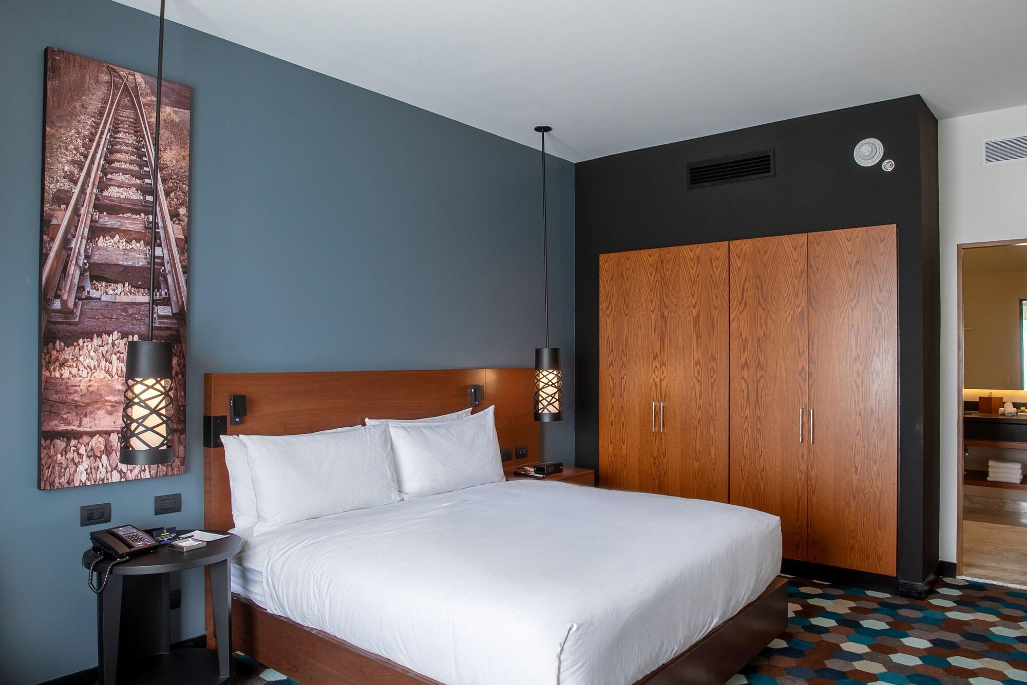 Doubletree By Hilton Celaya Селая Екстериор снимка