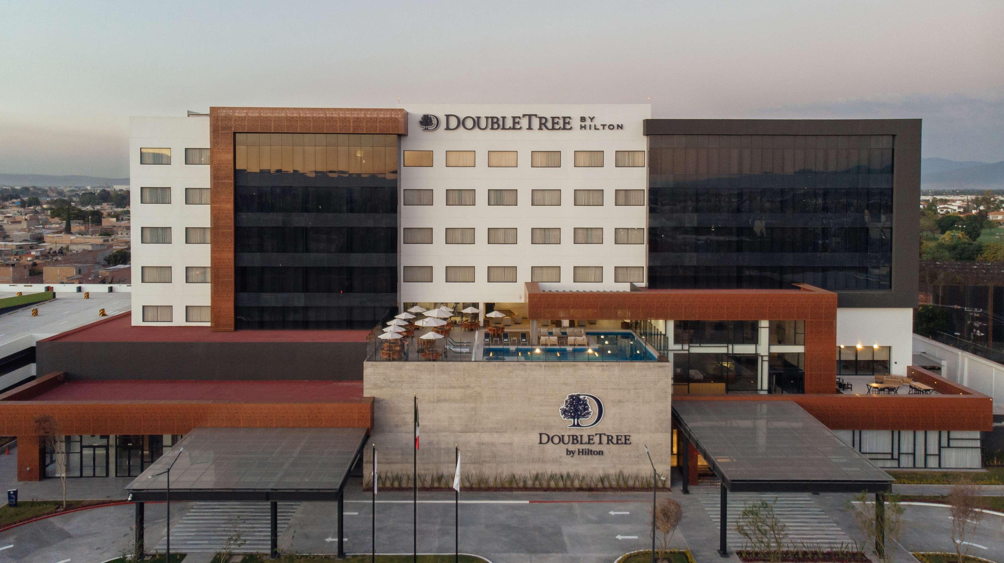 Doubletree By Hilton Celaya Селая Екстериор снимка