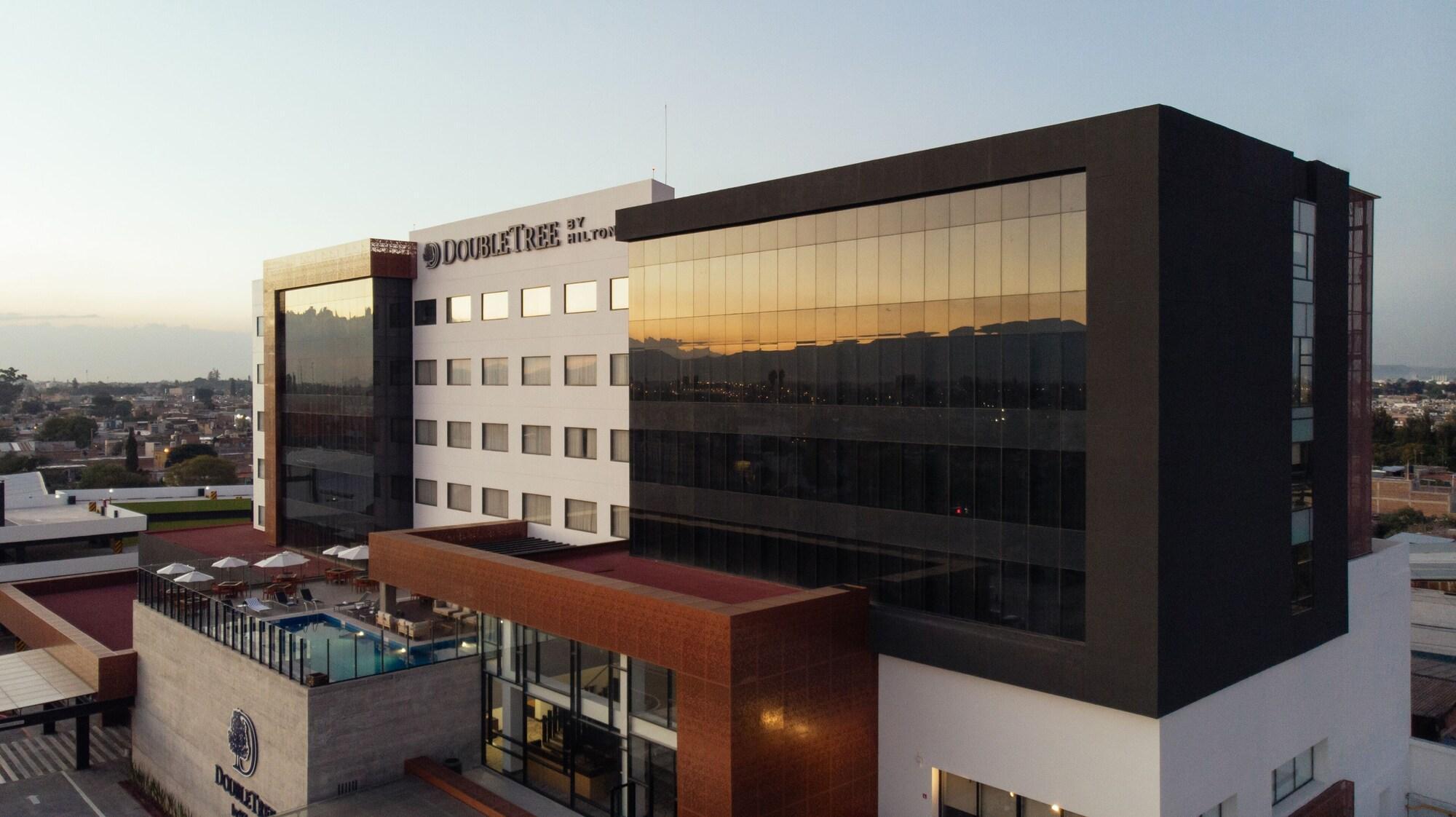 Doubletree By Hilton Celaya Селая Екстериор снимка
