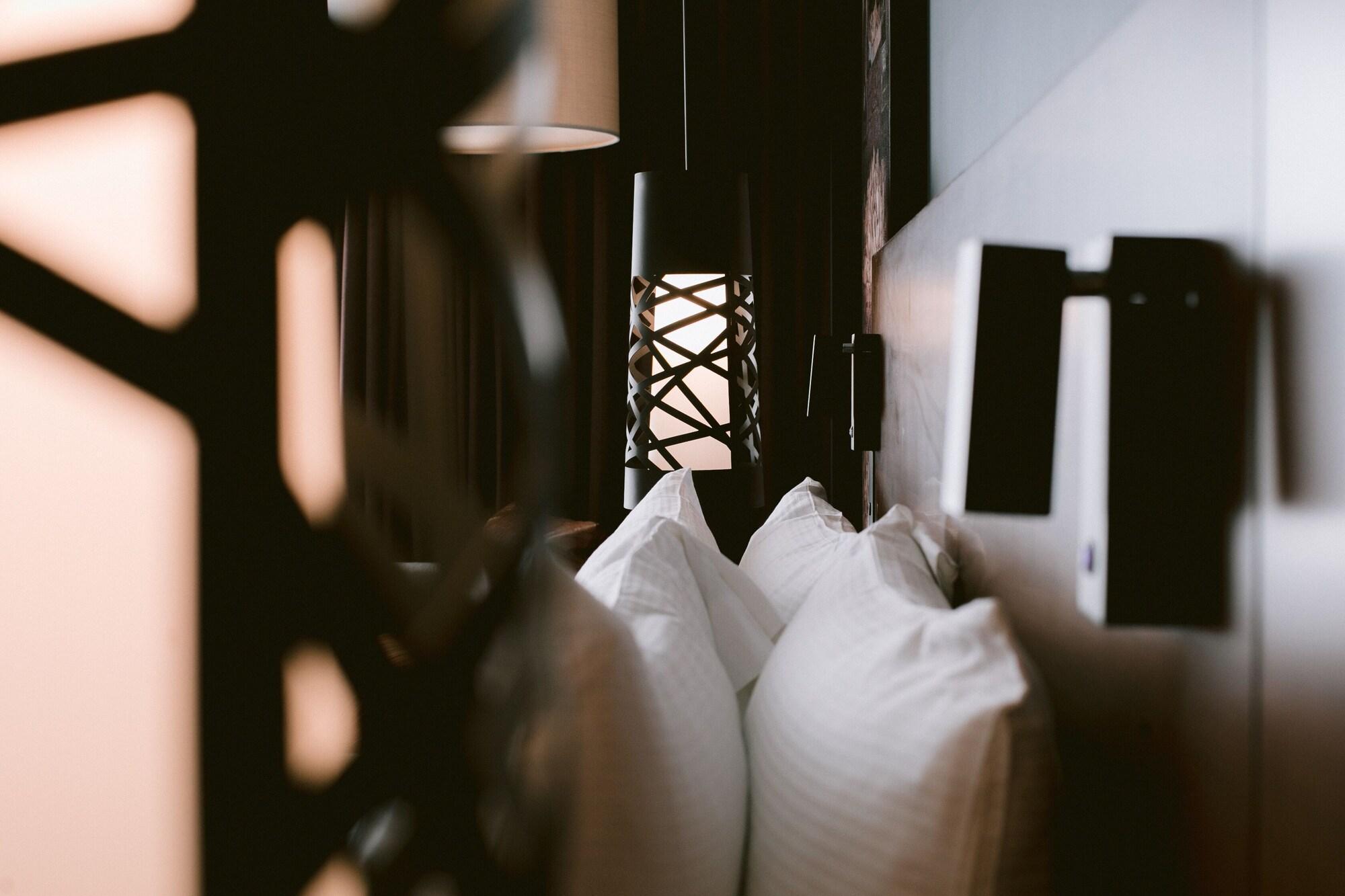 Doubletree By Hilton Celaya Селая Екстериор снимка