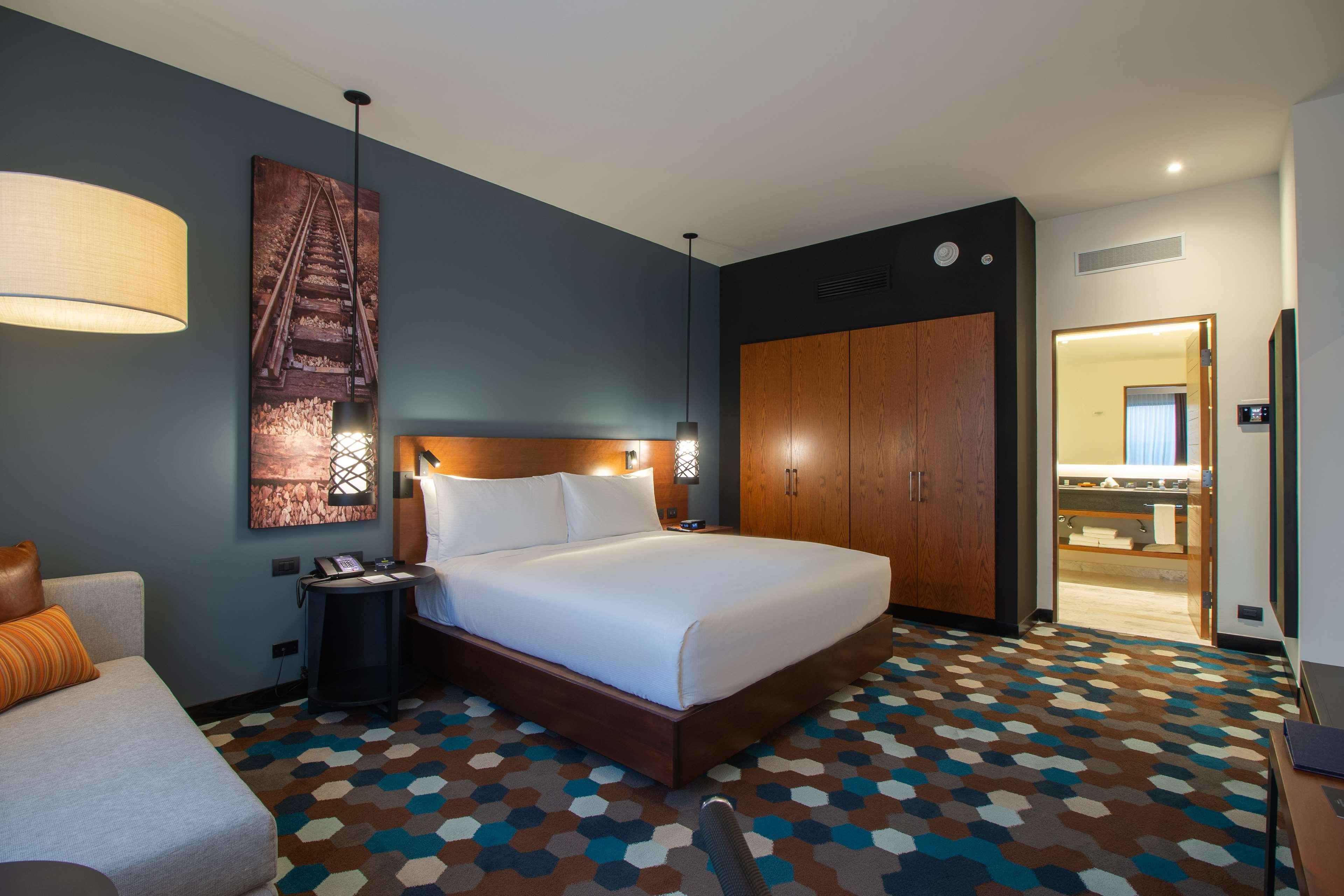 Doubletree By Hilton Celaya Селая Екстериор снимка