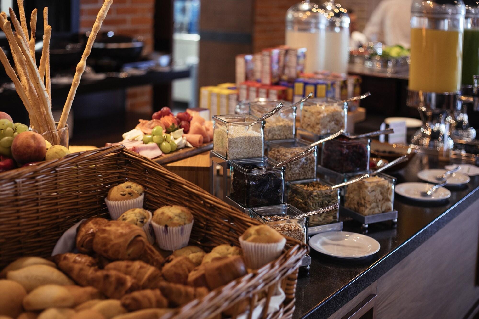 Doubletree By Hilton Celaya Селая Екстериор снимка