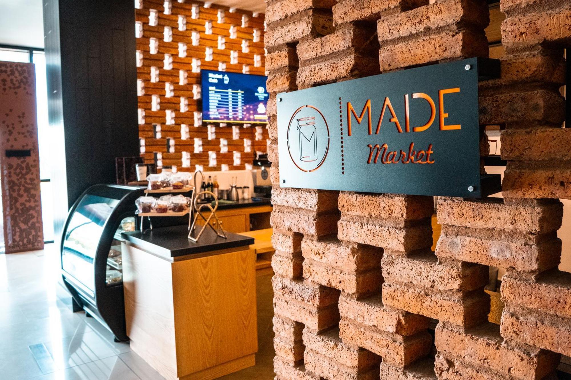 Doubletree By Hilton Celaya Селая Екстериор снимка