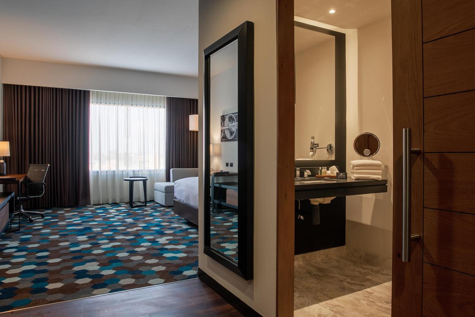 Doubletree By Hilton Celaya Селая Екстериор снимка