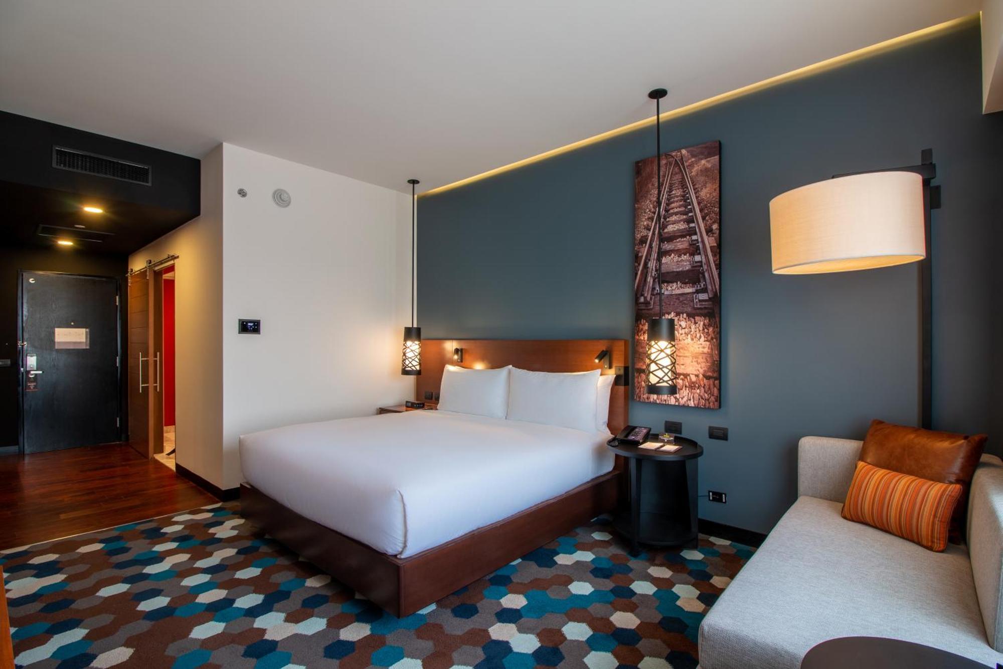 Doubletree By Hilton Celaya Селая Екстериор снимка
