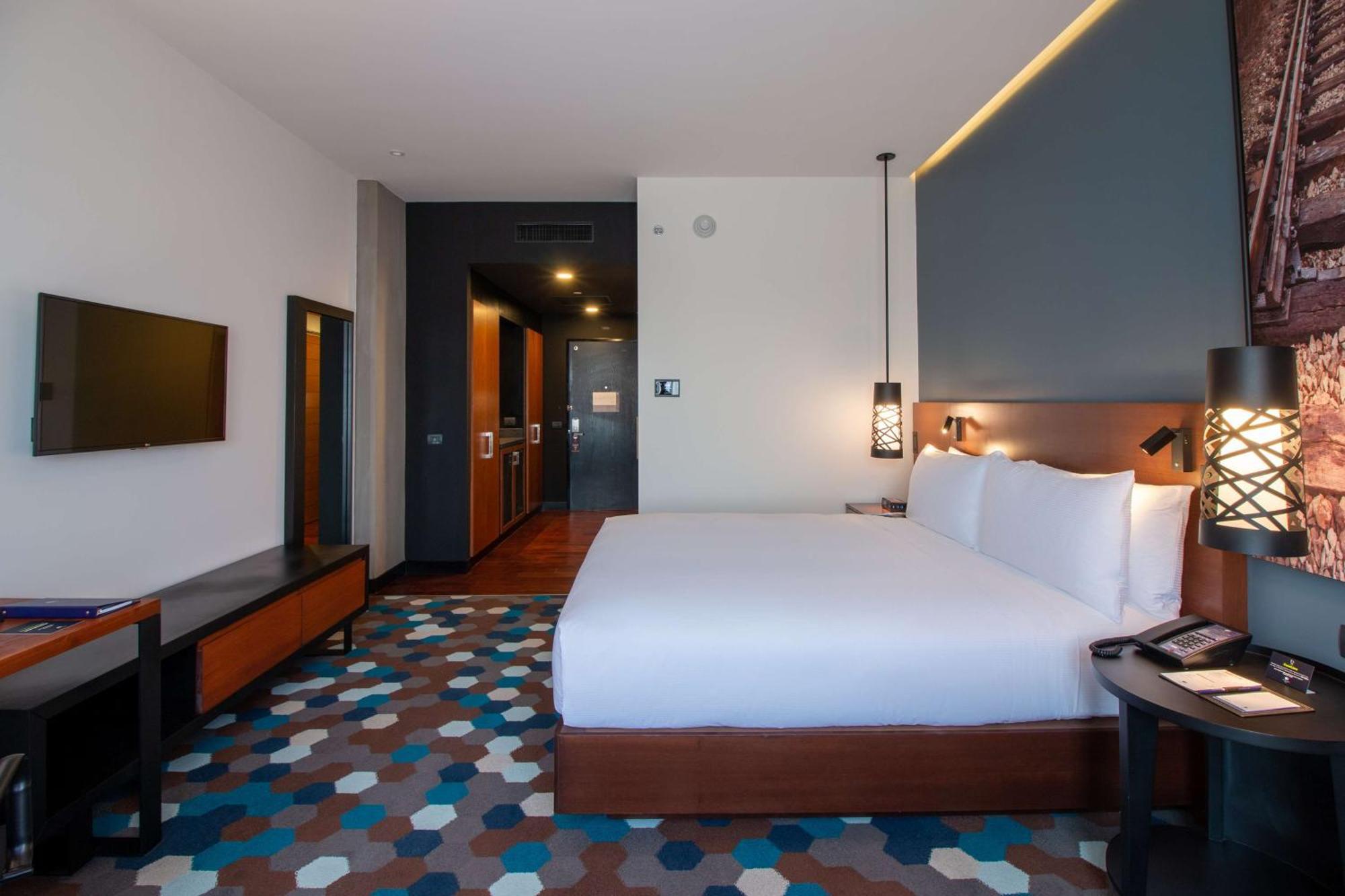 Doubletree By Hilton Celaya Селая Екстериор снимка