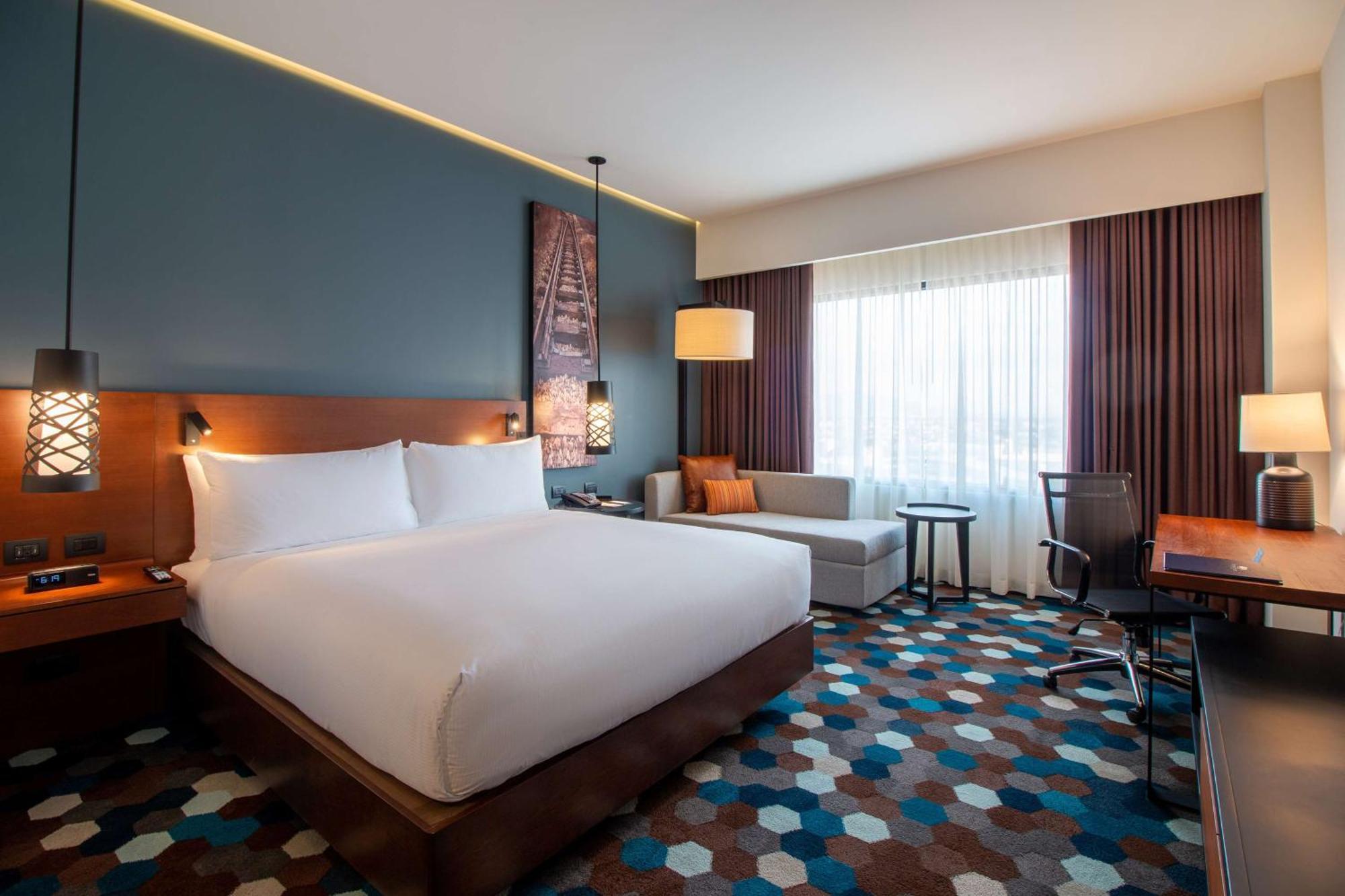 Doubletree By Hilton Celaya Селая Екстериор снимка