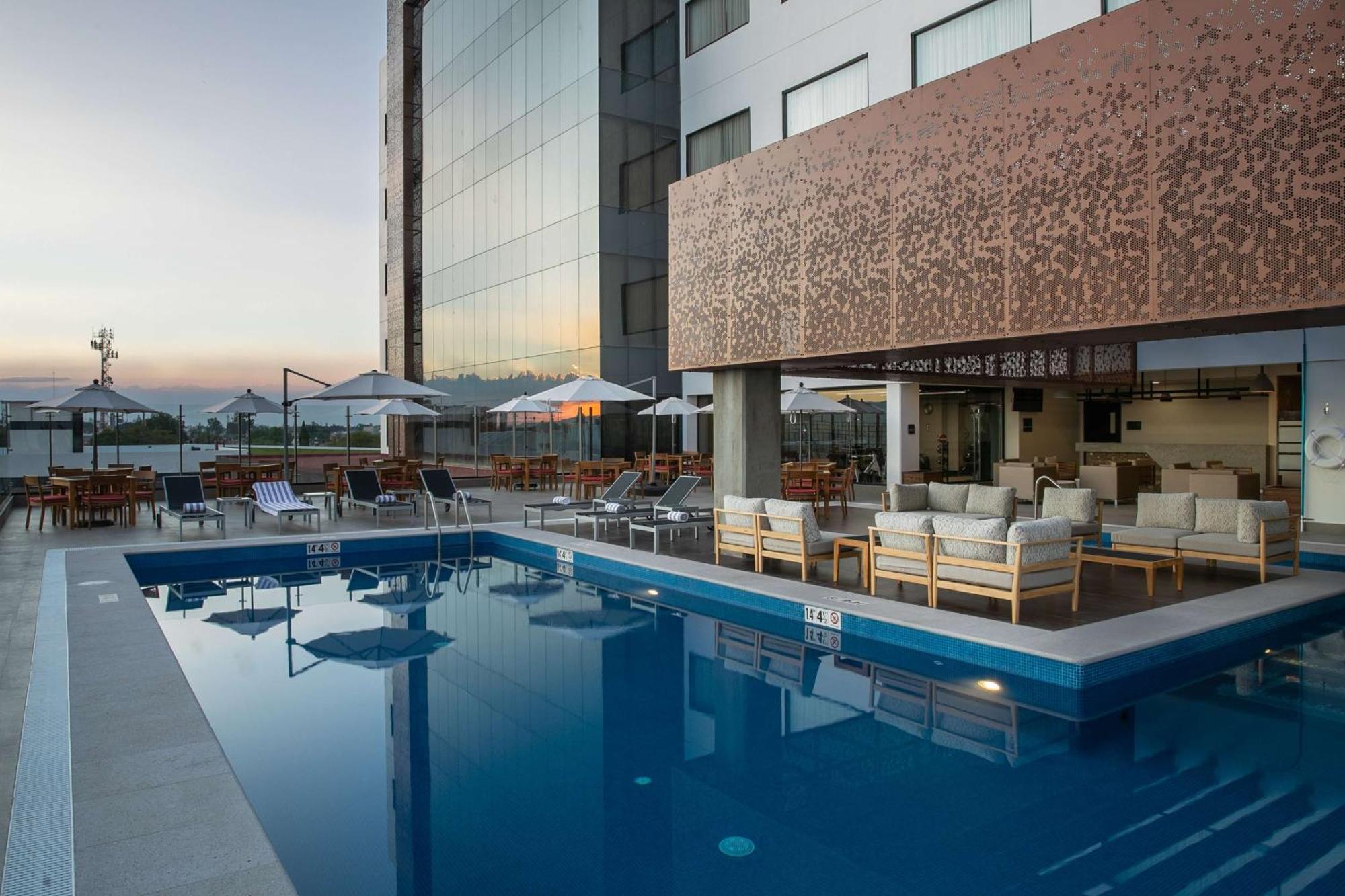Doubletree By Hilton Celaya Селая Екстериор снимка